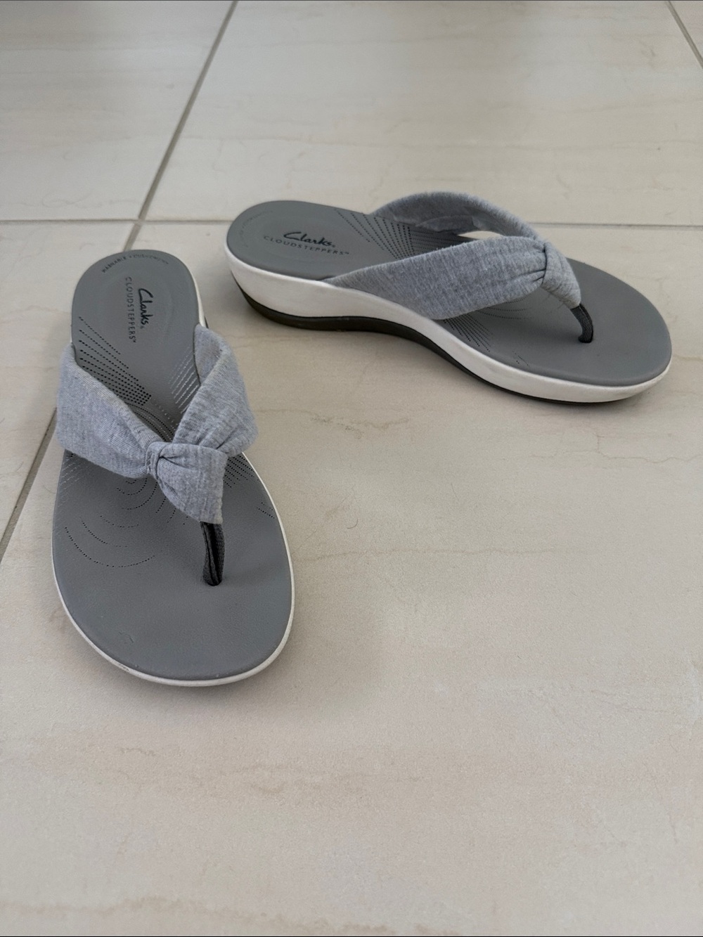 Clarks Women's Gray Knotted Fabric Thong Sandals